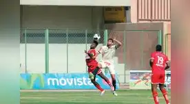 Alloco y Mendoza van arriba por la pelota. Alloco y Mendoza van arriba por la pelota.