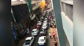 Trabajadores protestando frente al Servicio de Administración Tributaria (SAT).