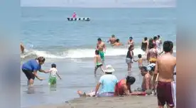 Una forma es bañándote inmediatemente después de salir de la playa o piscina.  