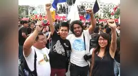 Jóvenes se congregaron en plaza san martín, donde dieron rienda suelta a la algarabía. Jóvenes se congregaron en plaza san martín, donde dieron rienda suelta a la algarabía.