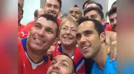 Michelle Bachelet al lado de la Roja, lo cual ha generado polémica.