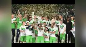 El peruano Ascues (de negro) aparece en el extremo superior de la foto celebrando con sus compañeros