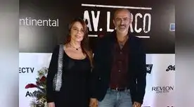 Está feliz con su esposa. Está feliz con su esposa.