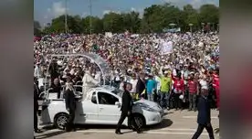 Papa saludó a multitud que lo esperaba y también besó a niños.