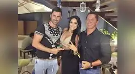 Flanquea a los susodichos.