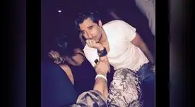 Amigos ponen una botella sobre de su colita.