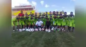 Soto flaqueado por la plantilla completa del Tarapoto. FOTO: Juan Quispe Hurtado