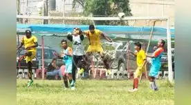 Una felina atajada de Cristian en el partido Club Deportivo Zela 