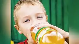 No es recomendable tomar gaseosas ni jugos azucarados. 