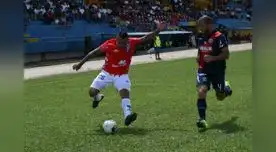 Mayora remata ante la marca de  Adrian Zela defensor de Municipal.FOTO: Jhon Guevara