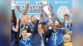 El Dt ranieri y sus pupilos con el trofeo de campeón