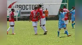 Chiroque levanta los brazos y reclama a sus compañeros por gol del Comercio