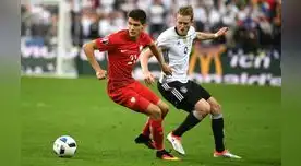 Kapustka lucha el balón con Schuerrle. FOTO: EFE