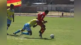 Juniors Ross supera la marca de Yovera mientras que Tragodara mira atento. FOTO: MANUEL TOVAR