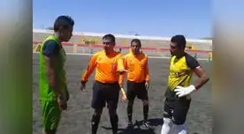 El juez  Navarro Lozada en el momento de sorteo con los capitanes de ambos cuadros