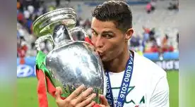 Cristiano besa el trofeo de la Eurocopa