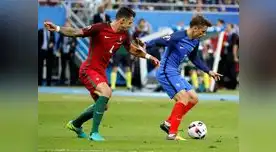 Griezmann es marcado por el central Fonte