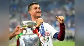 Cristiano celebra el título de la Eurocopa.