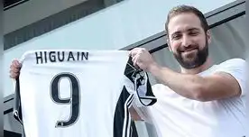Higuaín posa feliz con la camiseta de la 'Juve' Higuaín posa feliz con la camiseta de la 'Juve'