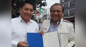 Imitador posando orgulloso con su condecoración junto a Kilder Fuentes Imitador posando orgulloso con su condecoración junto a Kilder Fuentes