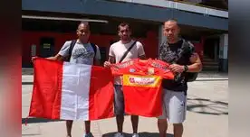 Cleque, Blas López y "Torito" Meza Cuadra flamean la bandera nacional