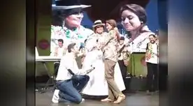 Joven le pidió la mano en pleno concierto