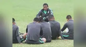 Jayo conversó antes de la práctica con sus dirigidos