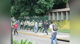 Crisis en Venezuela: miles de estudiantes se enfrentan a la policía en Caracas y otras ciudades Crisis en Venezuela: miles de estudiantes se enfrentan a la policía en Caracas y otras ciudades