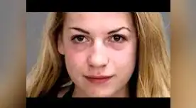 Estudiante se toma selfie en topless mientras maneja y se estrella contra la policía