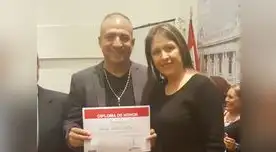 Cantante con la congresista Yenni Vilcatoma