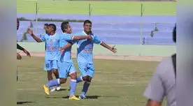 Diego Escuza celebra su gol y su compañero Carlos Aspilcueta se une a los festejos