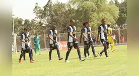 Así cabizbajos se retiran los jugadores grones tras la goleada e eliminación de los play off