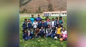 Teddy Cardama junto a su comando técnico felices con la visita de los niños de Pucyura