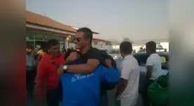 Erick Torres recibe la felicitación por la clasificación del cuadro del Hualgayoc. FOTO: Mercurio 