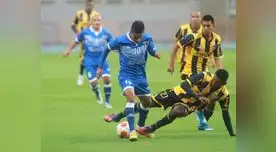 Giancarlo Tataje se barre para controlar la arremetida de Bryan Carrillo