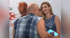 El actor terminó arrodillado ante la incómoda entrevistadora 