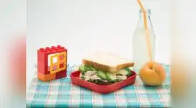 Sánguche de pollo apaltado con limonada