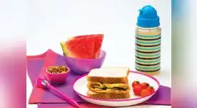 Sánguche de pollo agridulce con agua de piña