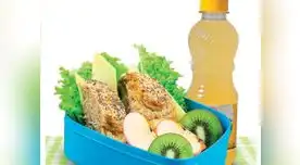 Porción de kiwi con manzana en trozos