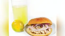 Pan con atún y rodajitas de cebolla