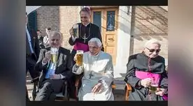 Benedicto XVI brindó con cerveza por sus 90 años 
