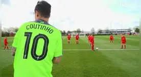 Coutinho posando momentos antes del partido con los 30 niños de la academia del Liverpool