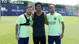 Ronaldinho posa junto a Messi y Neymar Ronaldinho posa junto a Messi y Neymar