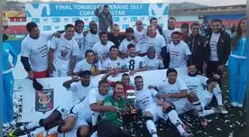 Los jugadores del Melgar posan como campeones del Torneo de Verano. 