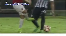 Instante en el que Barco le hace el 'caño' a Riojas