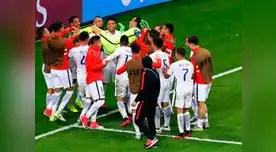Los jugadores de Chile cargan a su compañero Bravo el héroe de la clasificación a la final de la Copa Confederaciones. FOTO: EFE