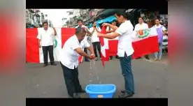 Médicos de Iquitos realizan lavado de banderas en medio de huelga