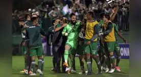 Todos felicitan a Jandrei que tapó dos penales.