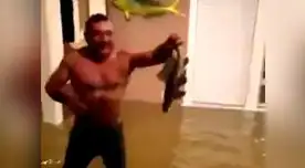 Huracán Harvey: Hombre atrapó un pez dentro de su vivienda inundada [VIDEO]
