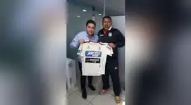 Juan Chumpitaz posando como nuevo DT del León Juan Chumpitaz posando como nuevo DT del León